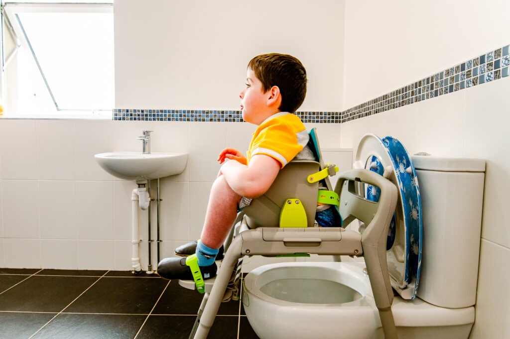 Girl pissing and stretching legs not to touch dirty bowl