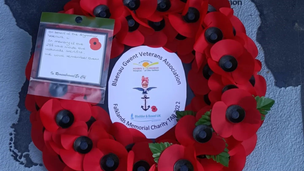 An mage of the wreath laid in memory of those lost during the Falklands War. The writing reads 'On behalf of Brymawr Veterans. In memory of the 255 who made the ultimate sacrifice. We will remember them.'